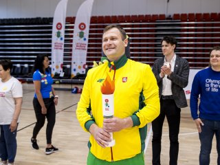Vilniuje sportuoti susirinkusius šimtus darželinukų aplankė paralimpinis čempionas Mindaugas Bilius