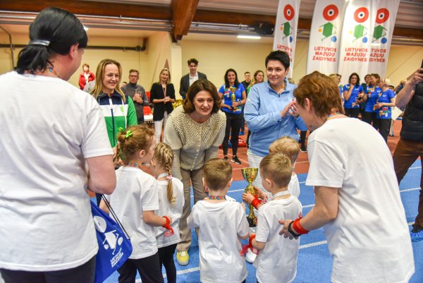 Šimtus darželinukų sportuoti subūrusioje šventėje Panevėžyje – pirmosios ponios ir olimpiečių...
